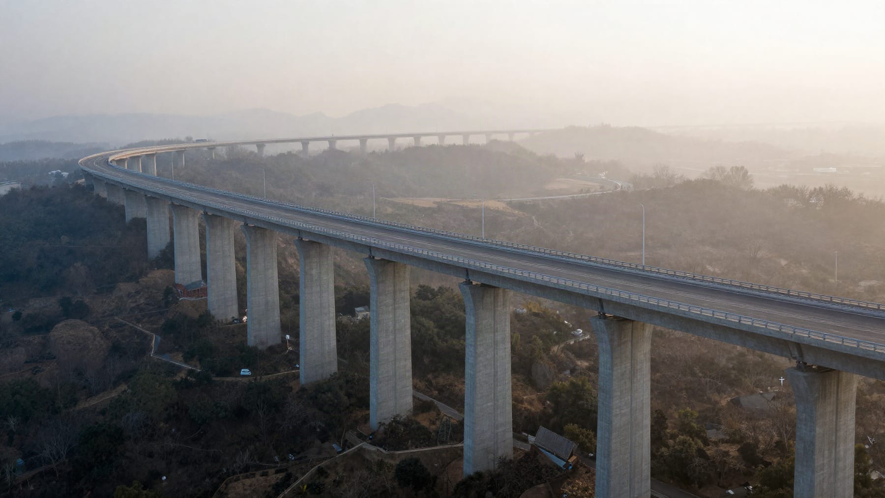 Viaduc en béton : ouvrage d'art étudié par le bureau d'études